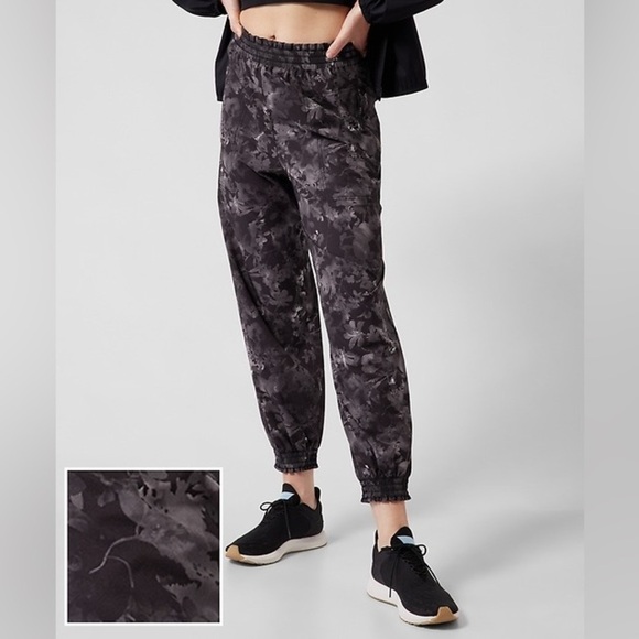 NWOT ATHLETA Savannah Jogger Pants Lumen Floral Black Purple Active Women’s 2 - Picture 1 of 11